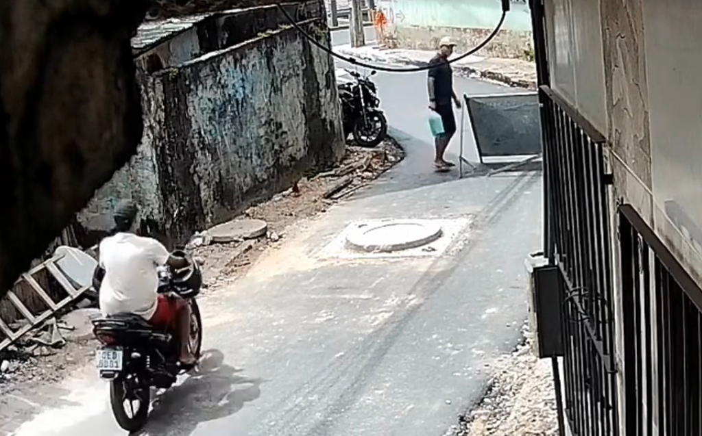 Câmera de segurança registra fuga de assaltantes após golpe da 'casinha' em motorista de aplicativo