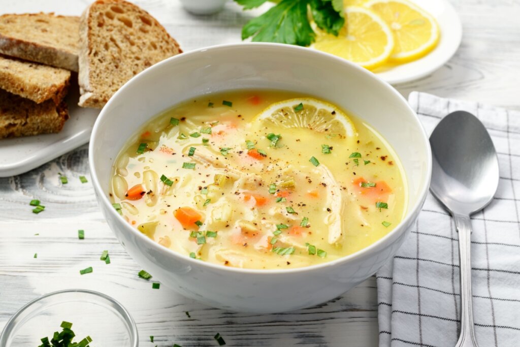 Sopa detox de frango com limão e legumes (Imagem: nelea33 | Shutterstock)