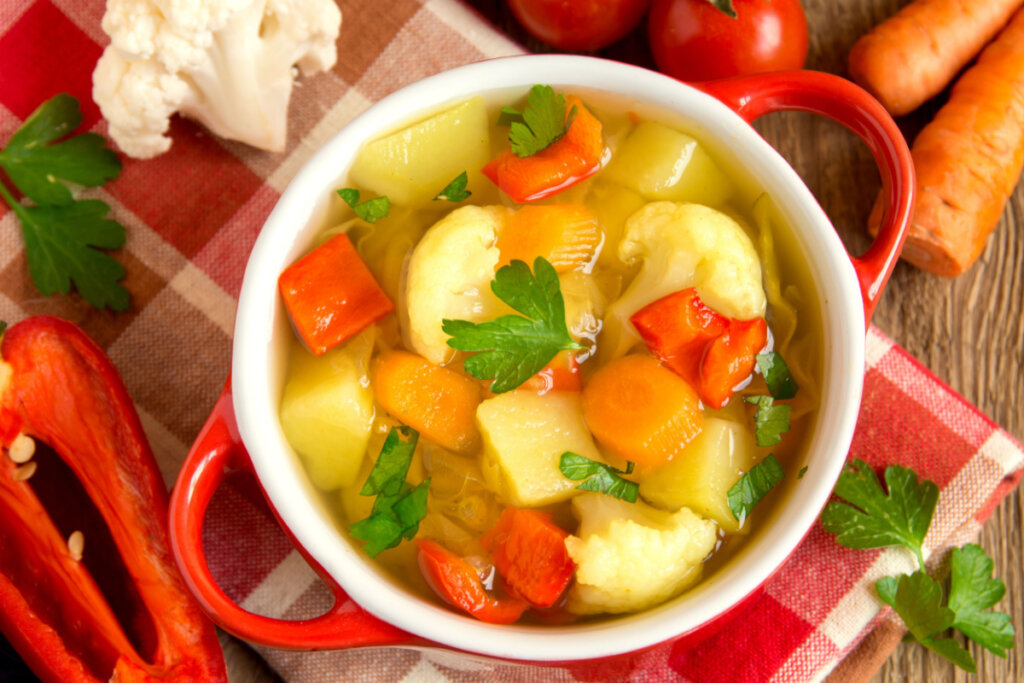 Sopa detox de legumes (Imagem: Oksana Mizina | Shutterstock)