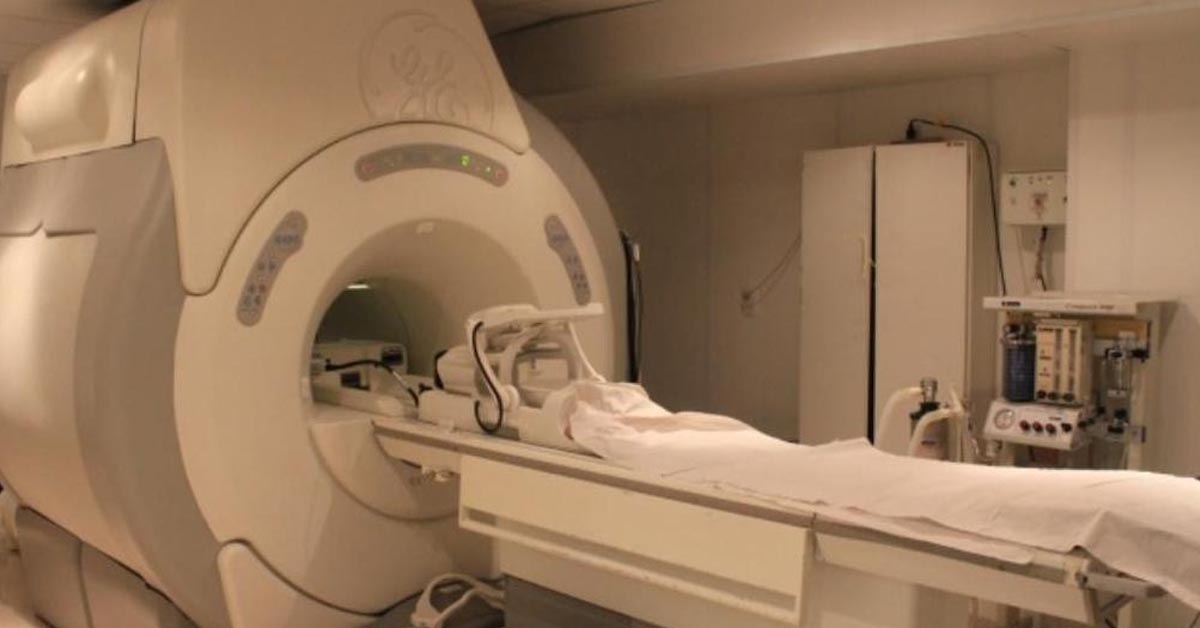 Imagem - Homem que usava corrente é puxado por máquina de ressonância magnética nos EUA