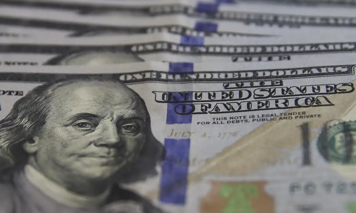 Imagem - Dólar inicia a semana em queda e fecha a R$ 5,56