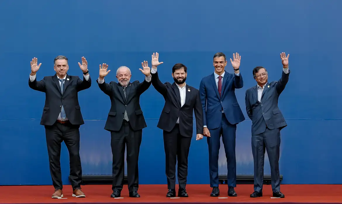 (O encontro ocorreu em Santiago do Chile, nesta segunda-feira (21), com a presença dos presidentes do Chile, Gabriel Boric; da Colômbia, Gustavo Petro; Espanha, Pedro Sánchez; do Uruguai, Yamandú Orsi; e do Brasil, Luiz Inácio Lula da Silva.)