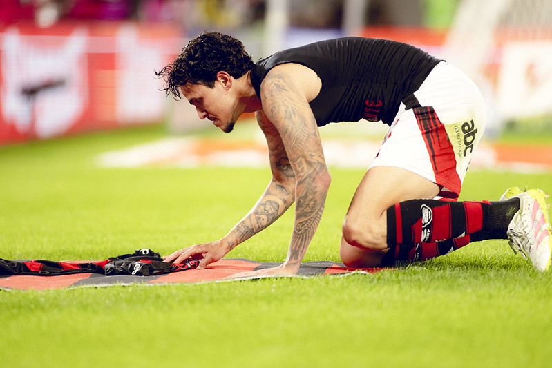 Imagem - Pedro volta, marca e garante vitória do Flamengo sobre o Fluminense no Maracanã