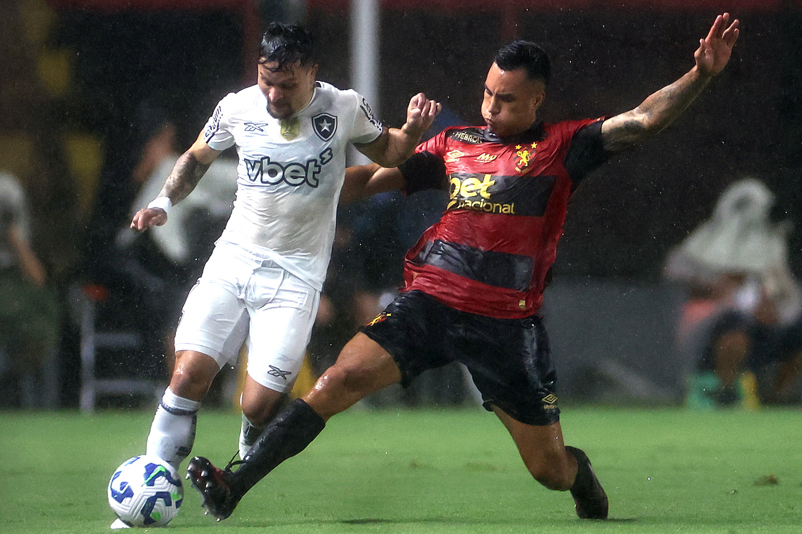 Imagem - Botafogo vence Sport e encosta no G-4 do Brasileirão