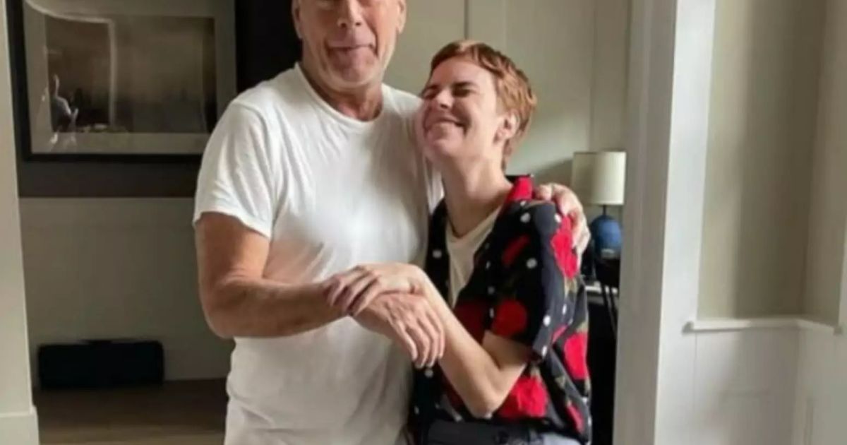 Bruce Willis durante homenagem de Dia dos Pais -