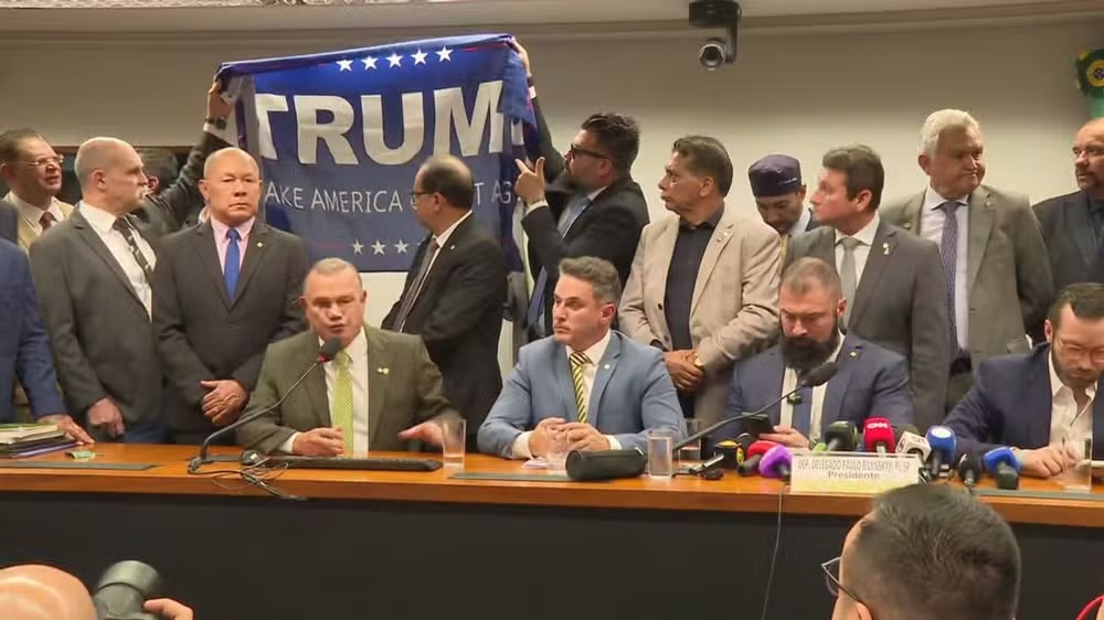 A decisão afetou diretamente parlamentares aliados do ex-presidente Jair Bolsonaro, que haviam convocado sessões deliberativas para votar moções de apoio político ao ex-mandatário.