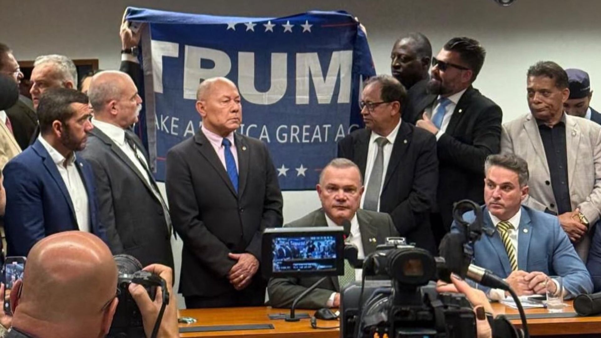 Imagem - Bandeira pró-Trump exposta por deputado do PL gera desconforto durante ato na Câmara
