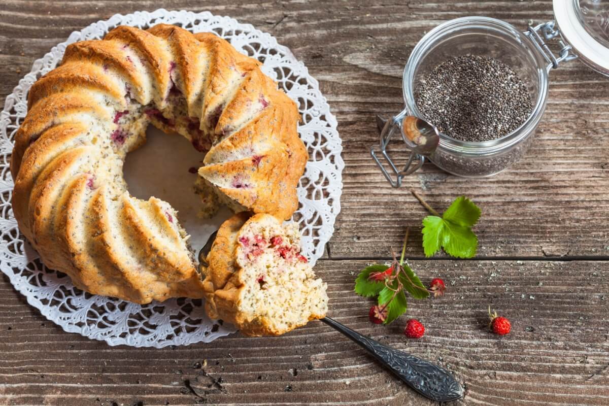 Bolo de chia com nozes e morango (Imagem: Jarvna | Shutterstock)