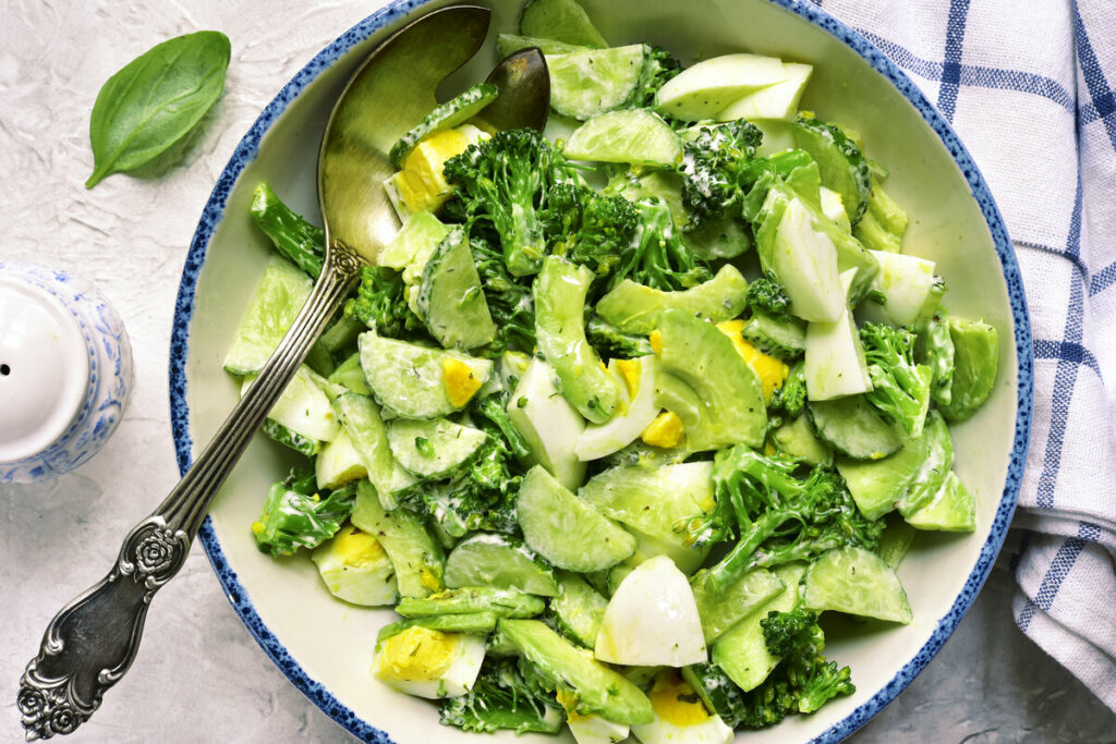 Salada de brócolis com ovo (Imagem: Stepanek Photography | Shutterstock)