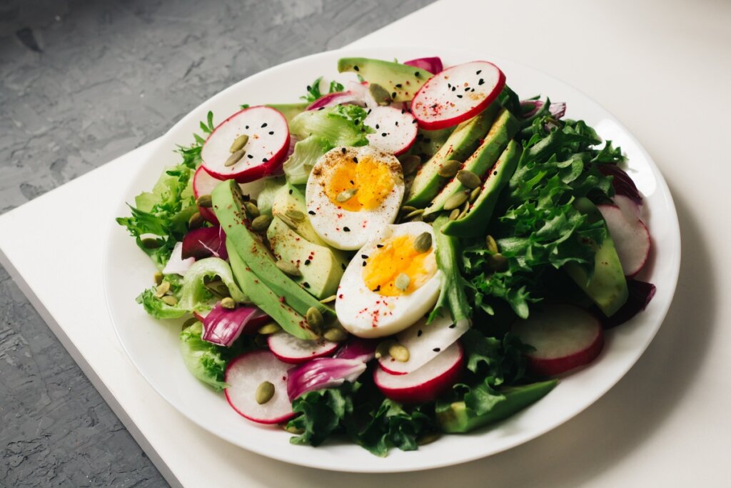 Salada de folhas com ovo, abacate e rabanete (Imagem: Kseniia Konakova | Shutterstock)