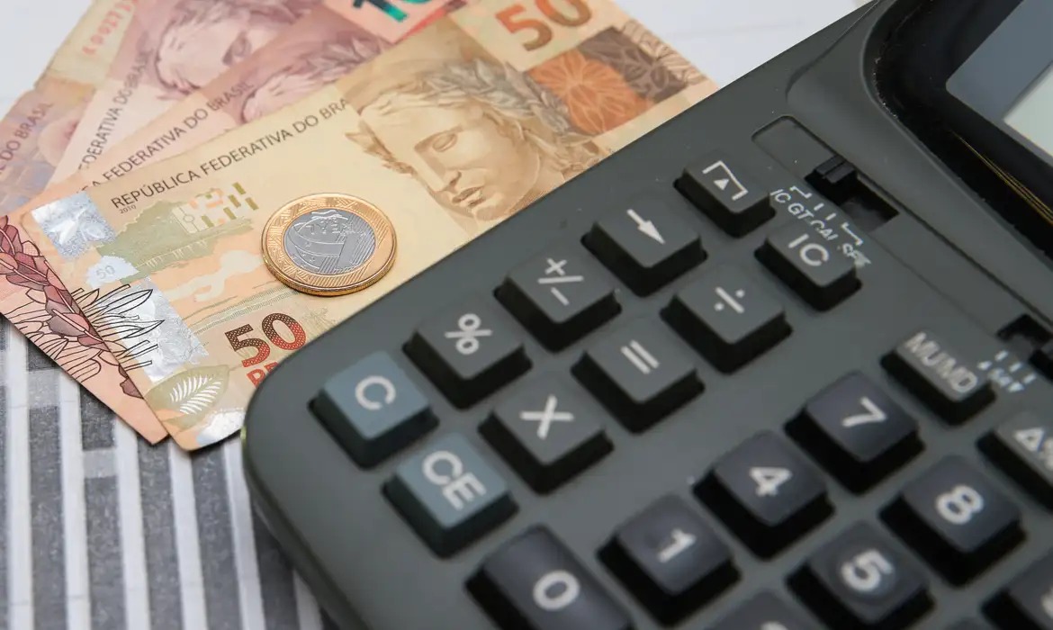 O levantamento, realizado entre os dias 3 e 8 de julho de 2025, mostrou que 72% dos entrevistados acreditam que guerras e tensões globais impactam significativamente o cenário econômico brasileiro.