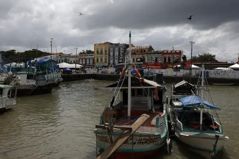 Imagem - Barco pesqueiro afunda na área do Ver-o-Peso, em Belém
