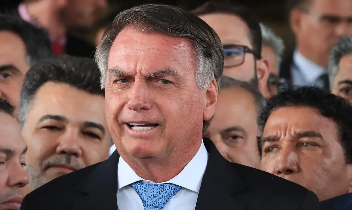 Imagem - Moraes impede Bolsonaro de falar com 177 pessoas, incluindo o filho do ex-presidente