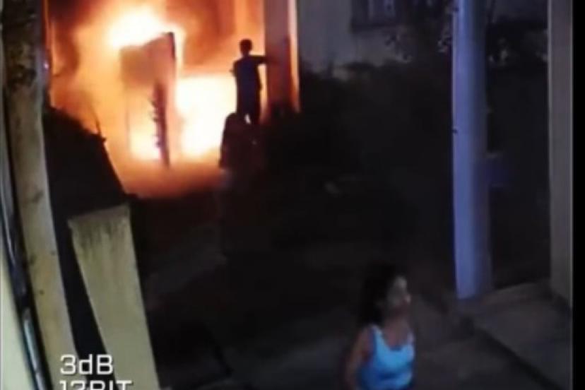 Imagem - Vídeo: geladeira pega fogo e moradores se unem para conter as chamas, na Grande Belém