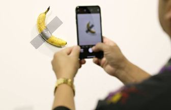 Visitante come banana de obra avaliada em R$ 33 mil em museu na França