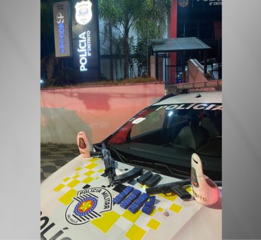 Imagem - Passageira de ônibus é presa com fuzil AK 47 na mochila