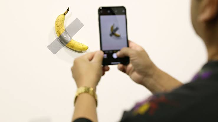 A banana foi rapidamente substituída pela equipe do museu

