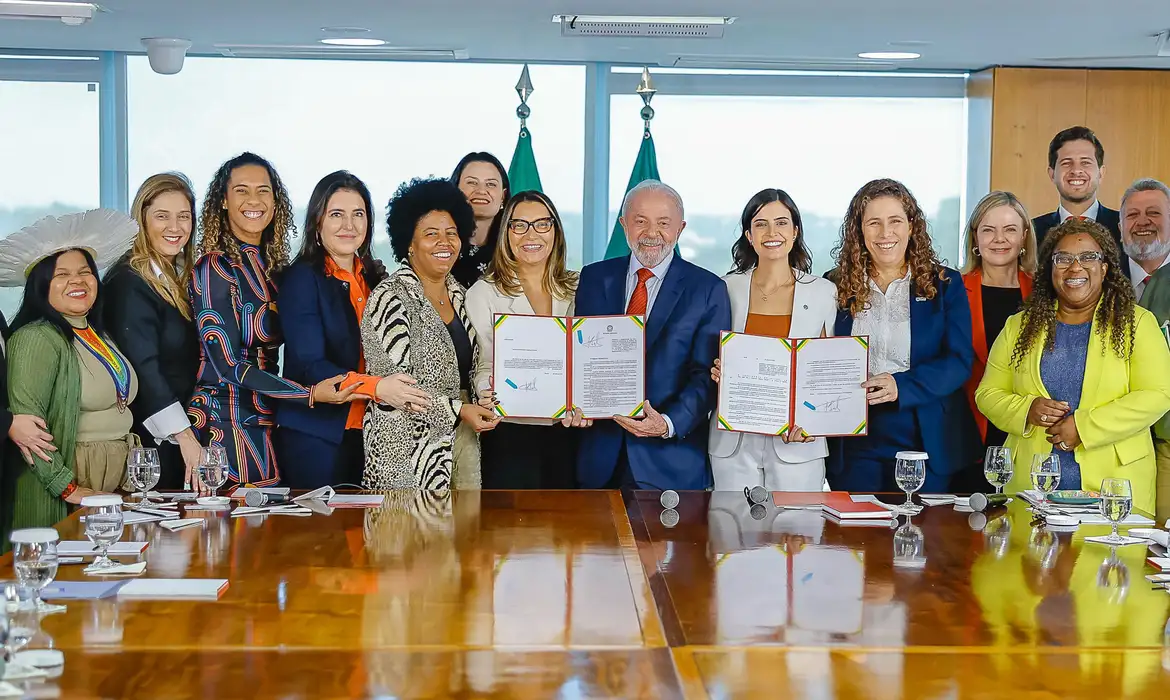 Imagem - Lula sanciona cota de 30% para mulheres em conselhos de estatais