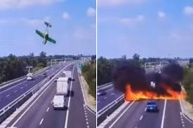 Imagem - Vídeo: avião ultraleve cai em rodovia da Itália e deixa dois mortos