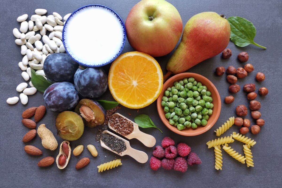 As fibras aceleram o trânsito intestinal e diminuem o tempo de contato com substâncias que podem estimular o surgimento do câncer (Imagem: Daniela Maksimovic | Shutterstock)