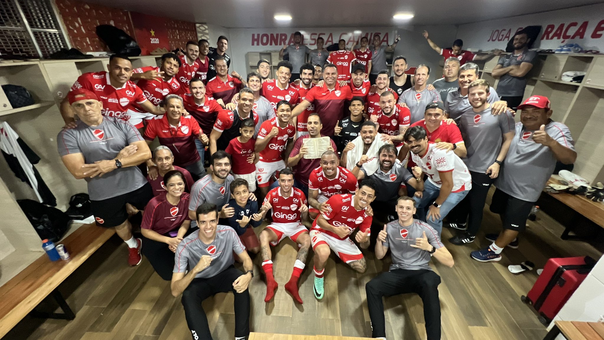 Elenco do Vila Nova comemora vitória no OBA - 