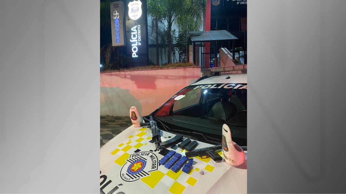 Imagem - Passageira de ônibus é presa com fuzil AK 47 na mochila