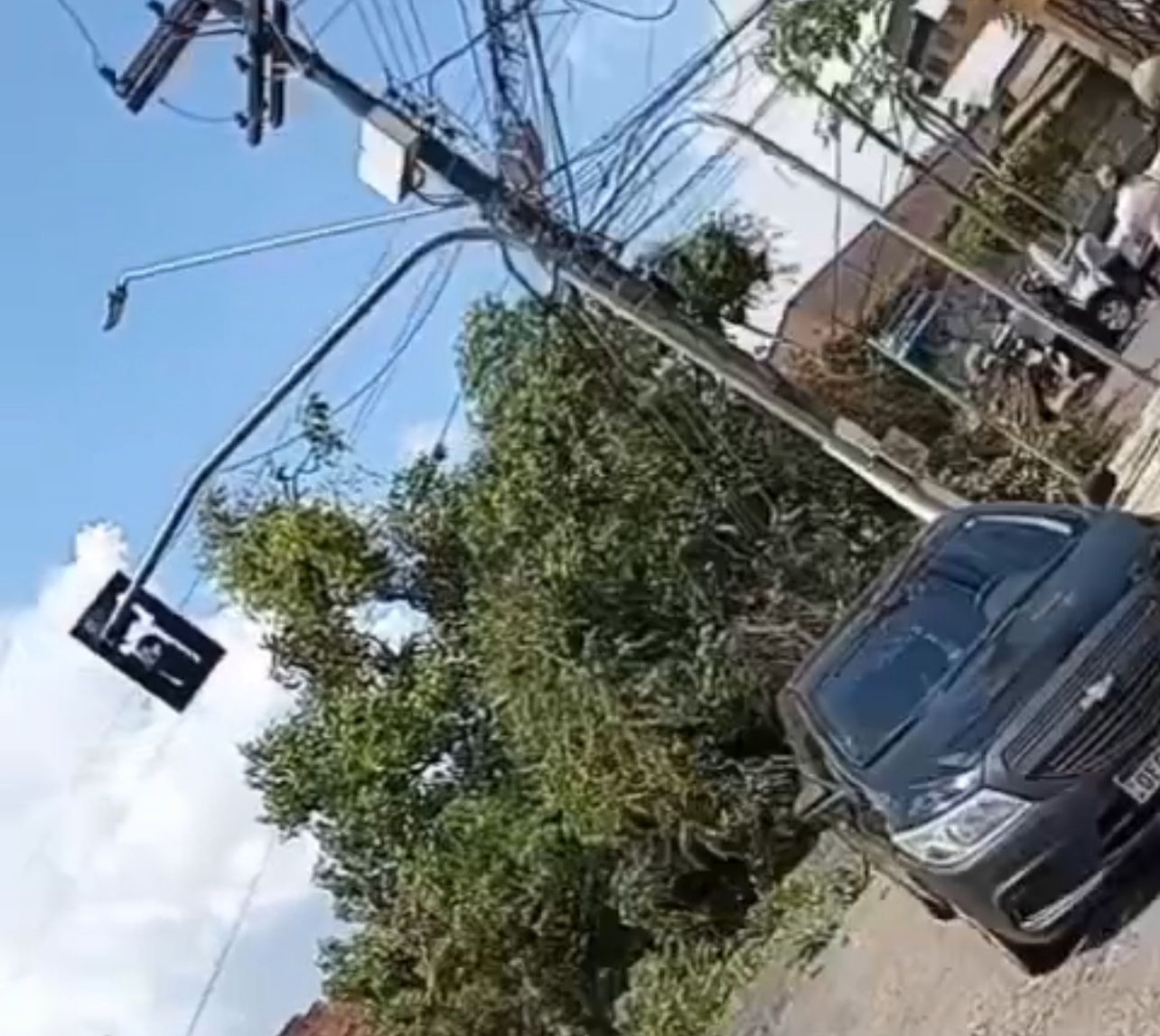 Imagem - Vídeo: queda de árvore trava trânsito e deixa parte da Travessa Soares Carneiro sem energia em Belém