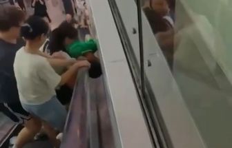 Criança fica com a cabeça presa em escada rolante de shopping; assista