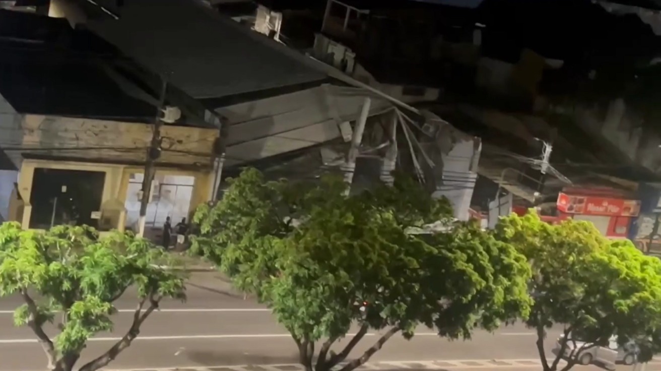 A fachada de um estabelecimento comercial desabou na madrugada desta quinta-feira (24), em Belém.