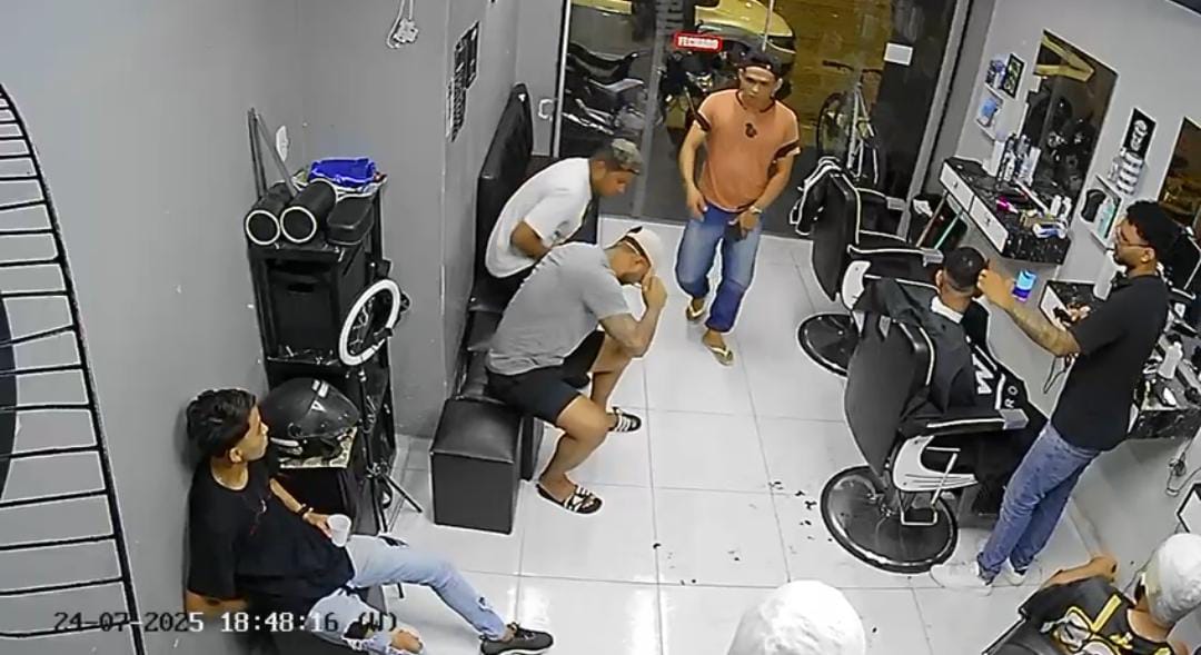 Momento em que um dos criminosos entra no estabelecimento cheio de clientes