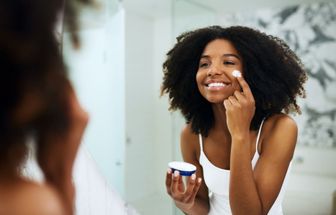 3 passos indispensáveis na rotina de cuidados com a pele negra