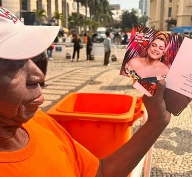Imagem - Aposentado vende lembrancinha a R$5,00 no velório de Preta Gil; ‘para tentar pagar as contas’