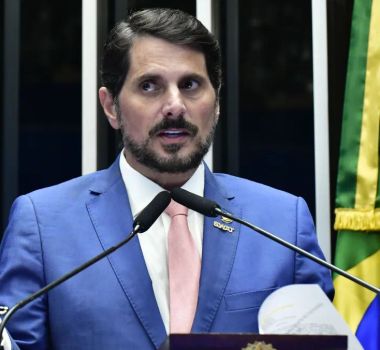 Imagem - STF bloqueia contas e Pix de Marcos do Val após viagem aos EUA com passaporte diplomático