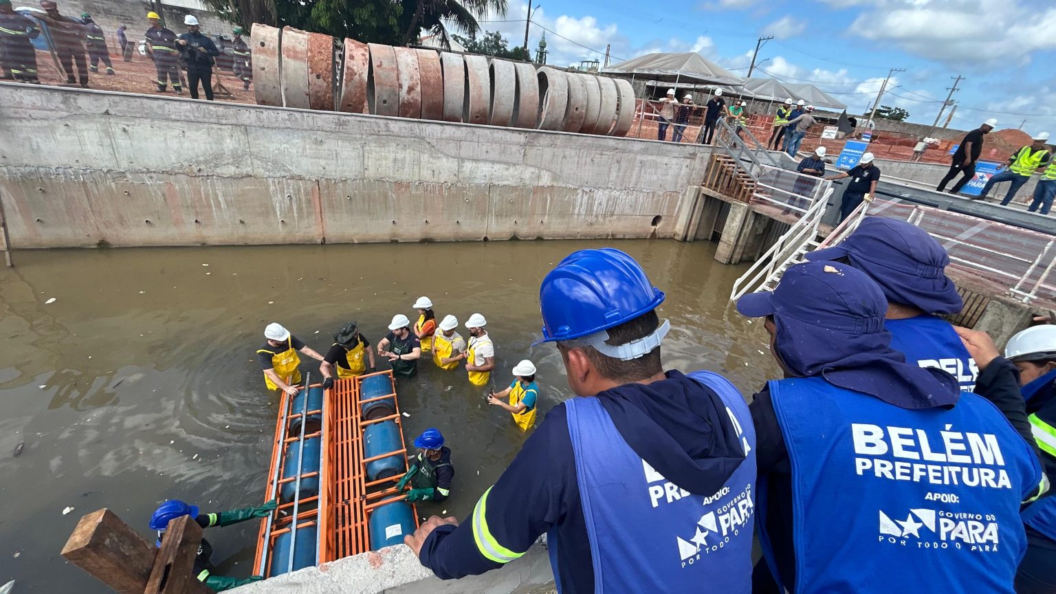 Ecobarreira sendo instalada no canal da Tamandaré -