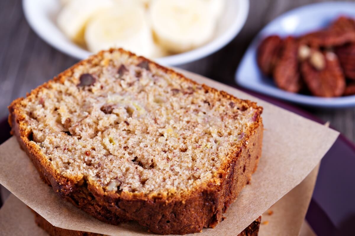 Bolo de amêndoas com banana (Imagem: Elena Veselova | Shutterstock)
