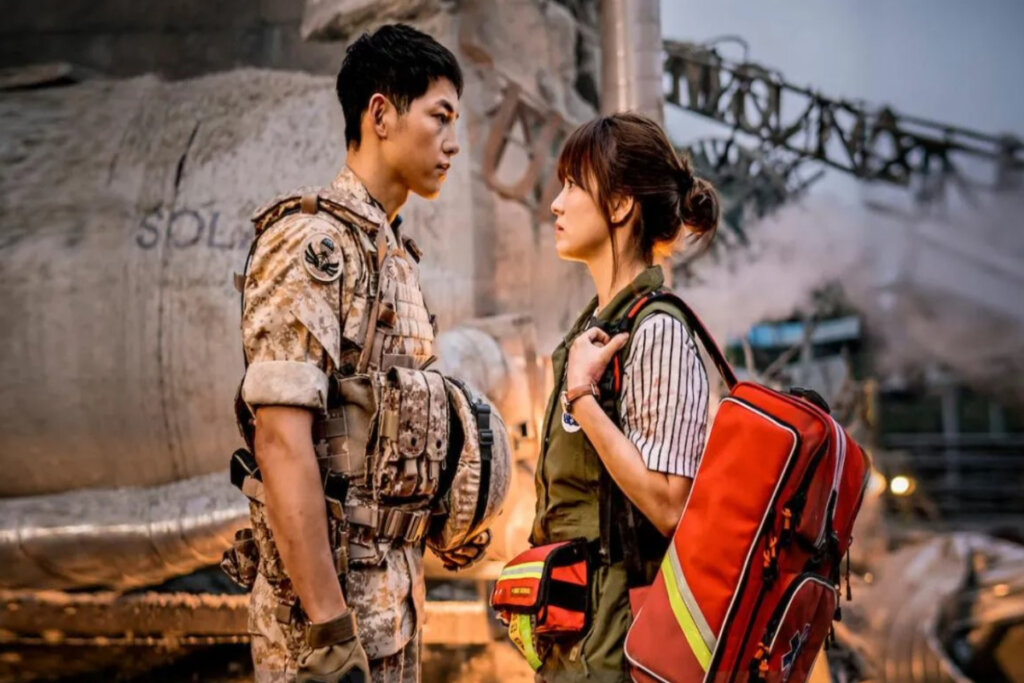 Em &#8220;Descendentes do Sol&#8221;, um capitão das forças especiais e uma médica se apaixonam em meio a uma missão de paz em um país devastado pela guerra (Imagem: Reprodução digital | Viki)