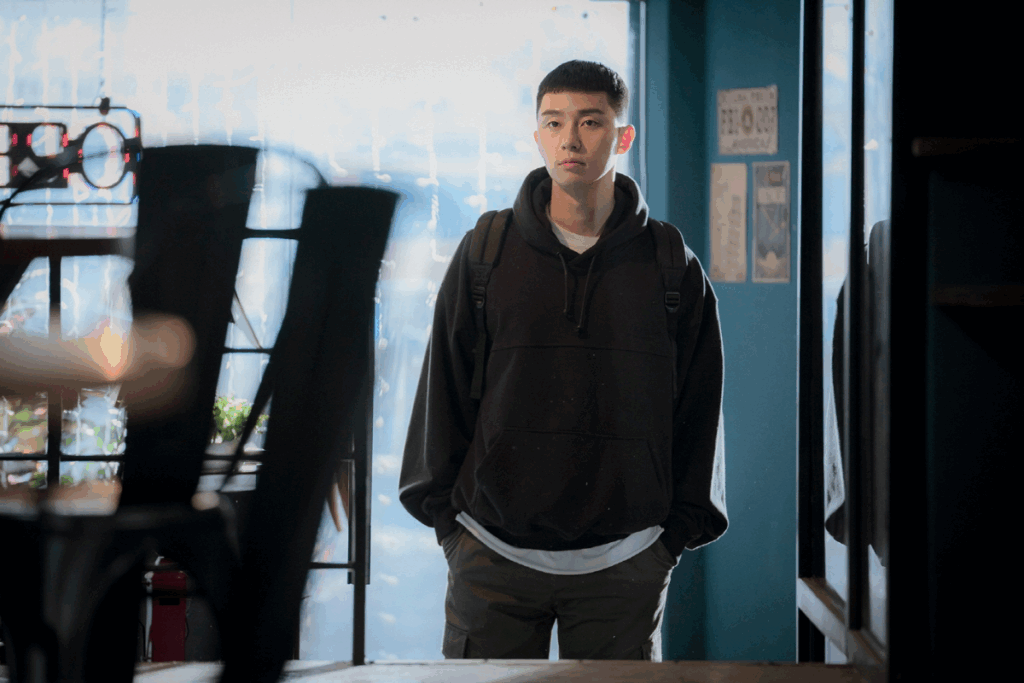 Em &#8220;Itaewon class&#8221;, Park Sae-ro-yi luta para construir um restaurante em Seul e buscar justiça pela morte de seu pai (Imagem: Reprodução digital | Netflix)