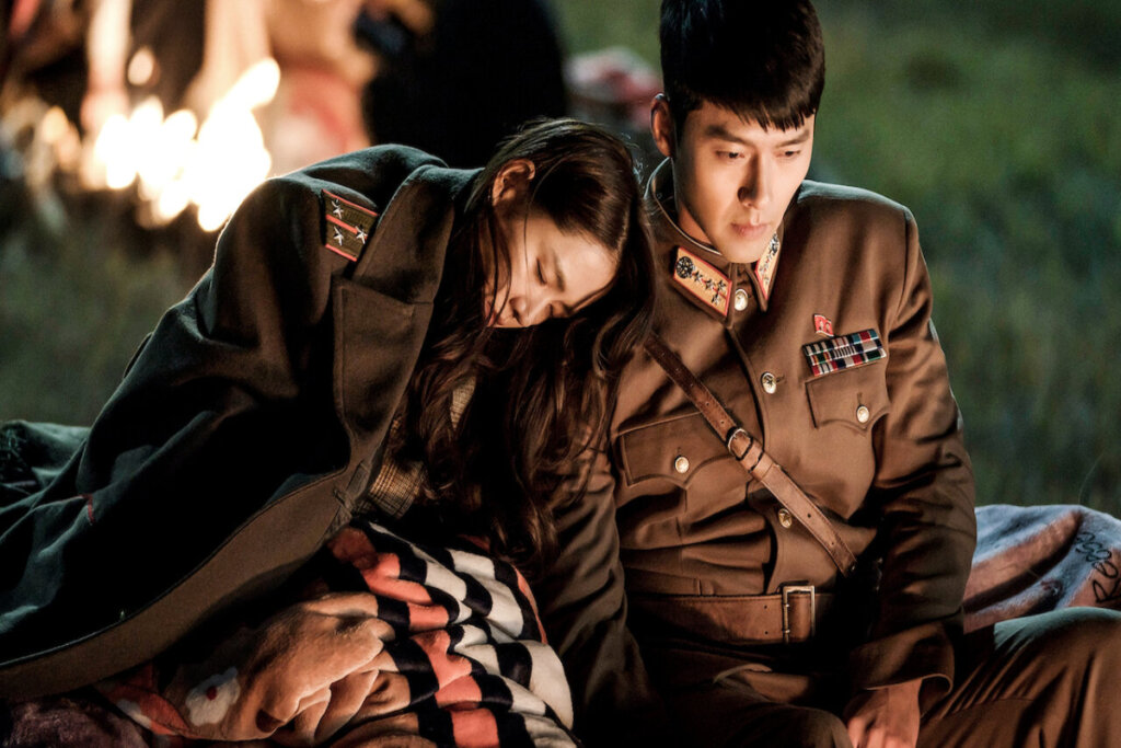 Em &#8220;Pousando no Amor&#8221;, uma herdeira sul-coreana e um oficial norte-coreano se apaixonam após um acidente de parapente (Imagem: Reprodução digital | Netflix)