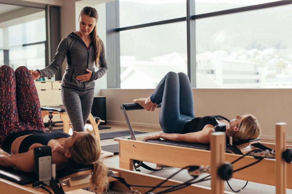O pilates restaura o equilíbrio, o que ajuda a prevenir quedas (Imagem: Jacob Lund | Shutterstock) 
