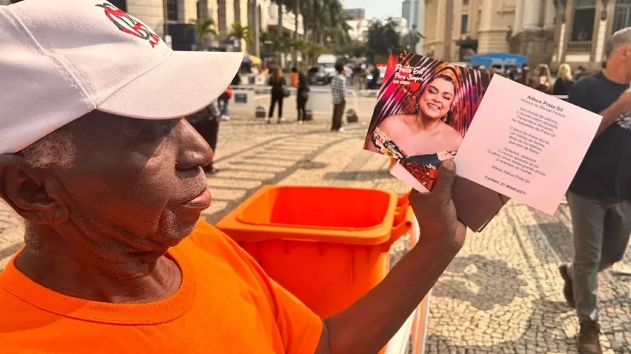 Manoel aborda os fãs de Preta Gil na saída do velório e oferece uma "lembrancinha" a R$ 5, 00.