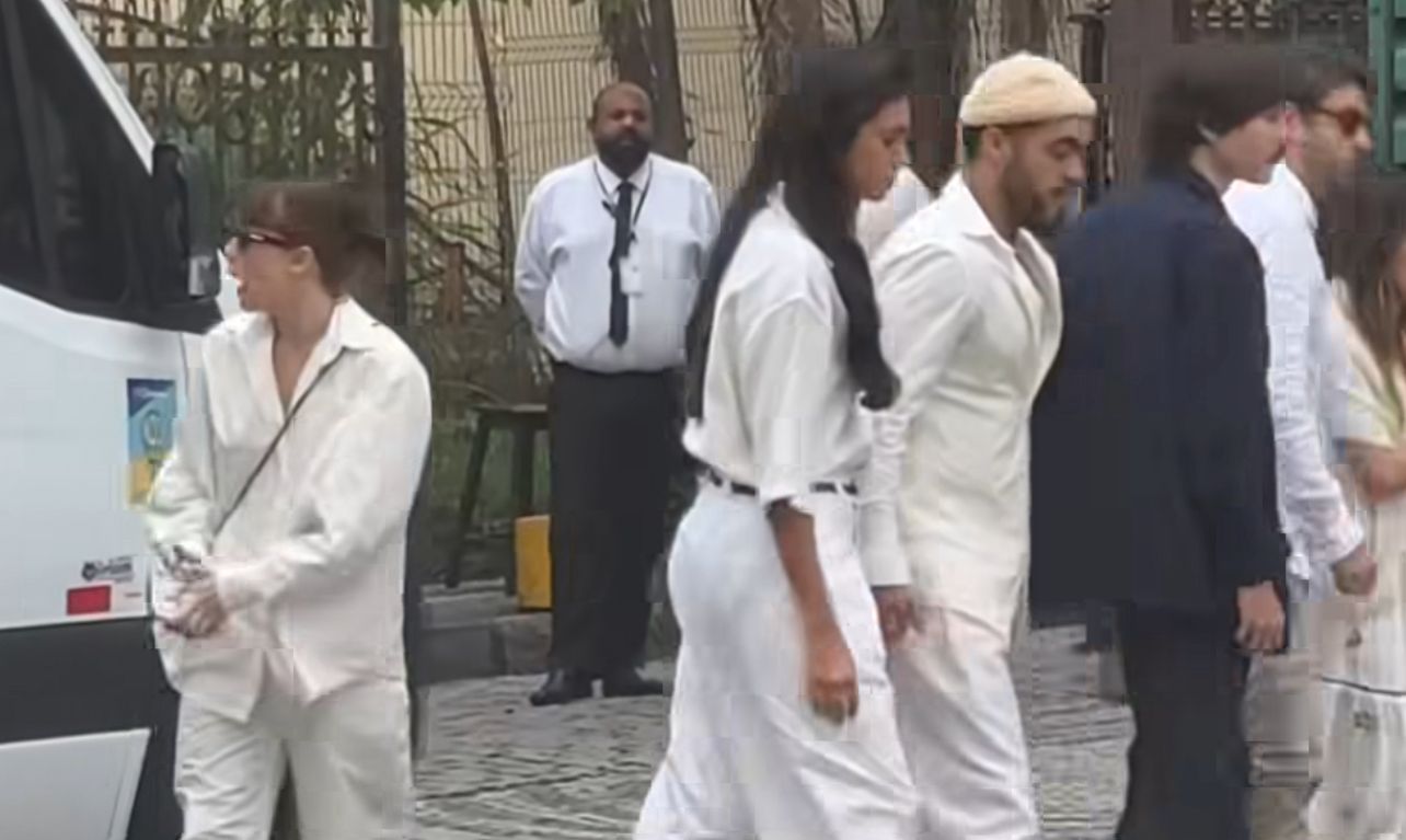 Imagem - Alane Dias chega ao lado de Francisco, filho de Preta Gil, para velório da sogra