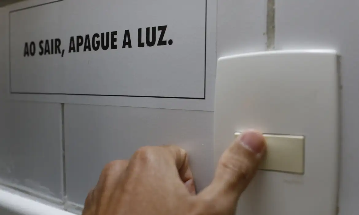 Imagem - Conta de luz terá bandeira tarifária vermelha patamar 2 em agosto