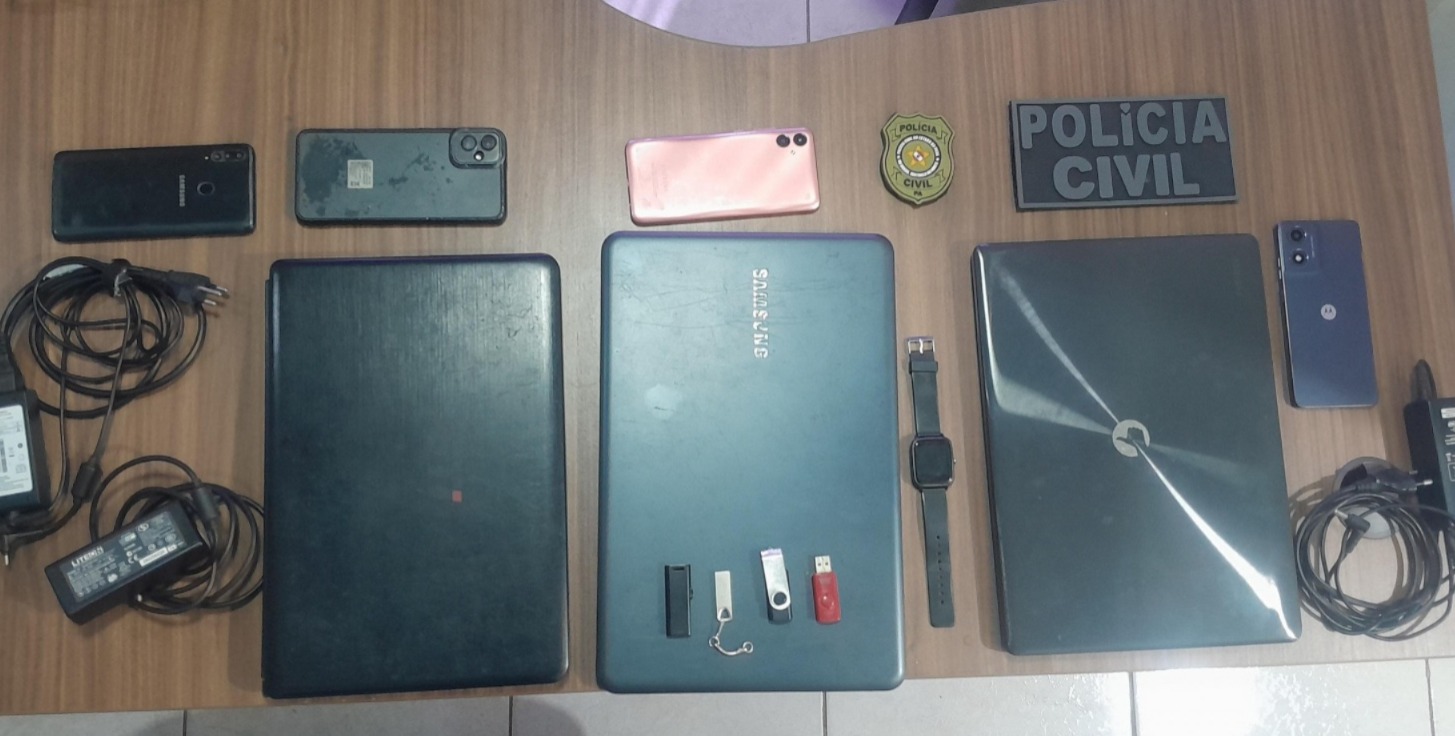 Três notebooks, quatro celulares, quatro pendrives e um relógio smartwatch foram apreendidos na operação.