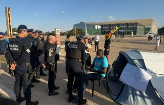 Deputado aliado de Bolsonaro deixa acampamento na Praça dos Três Poderes após ordem de Moraes