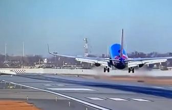 Avião faz manobra no ar para evitar colisão e dois ficam feridos nos EUA