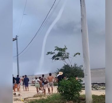 Imagem - Vídeo: fenômeno raro surpreende banhistas na praia do Outeiro neste sábado