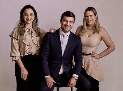 Cristiany Deprá, Daniel Aguilar e Jhayanne Aguilar, sócios do escritório Aguilar Advogados