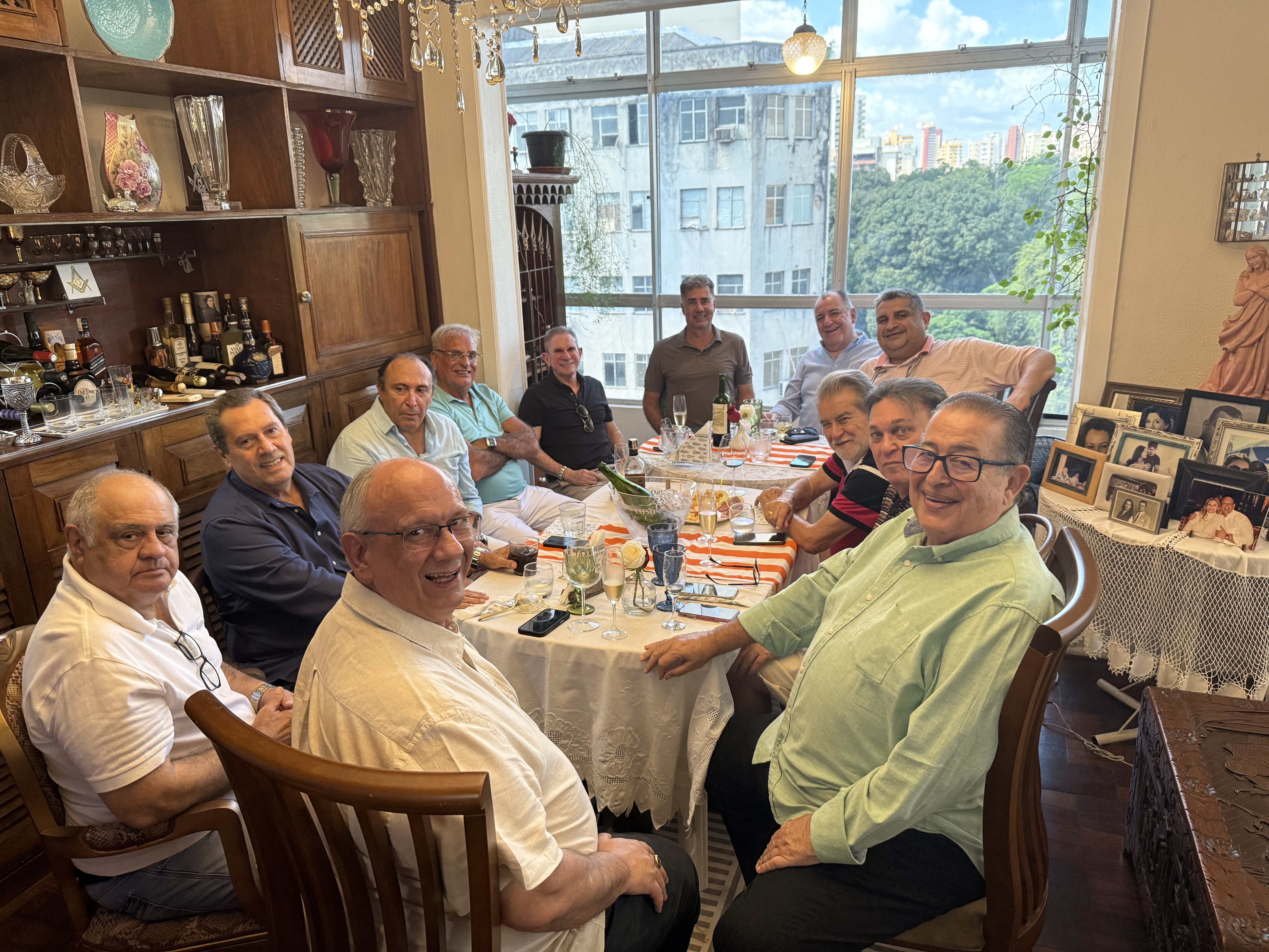 Dia seguinte ao Marcelo, foi a vez de Waldemar Coelho apagar mais uma velhinha e reunir um grupo de amigos para comemorar a vida. Salut e muitos anos felizes!