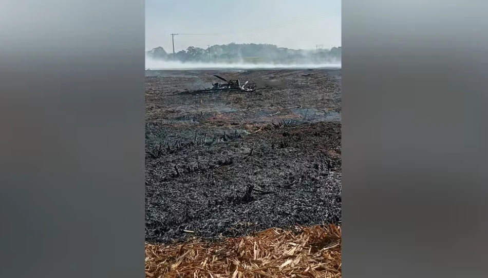 (Duas pessoas morreram após o ultraleve em que elas estavam cair na zona rural de Bariri, no interior de São Paulo.)