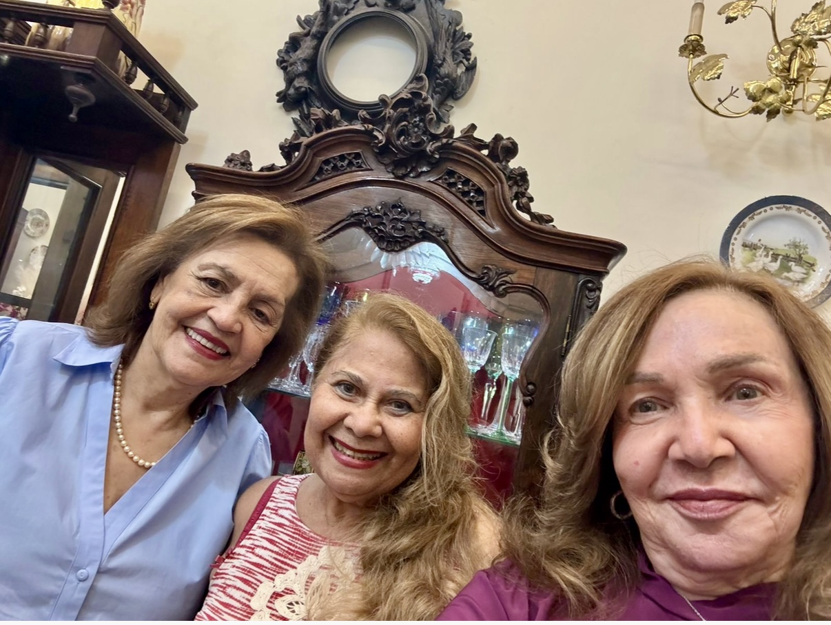 Neyde Pinheiro com Sônia Seligmann e Emir Maranhão.